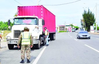 Multas de 100 mil RD$ a patanas por estacionar remolques en autopistas